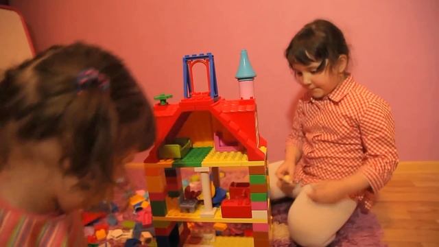 Строим дом из конструктора LEGO | Building a house from LEGO смотреть онлайн