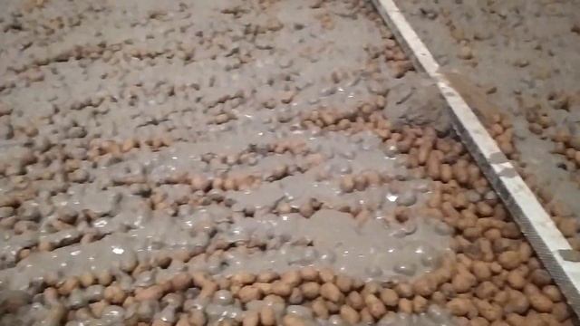 Заливка керамзита цементным молочком с гипсовой штук-кой!