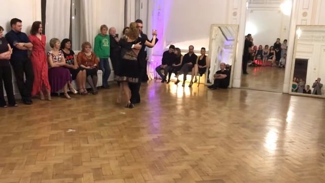 Javier Diaz и Валентина Марчук D`Agostino - Tres esquinas смотреть онлайн