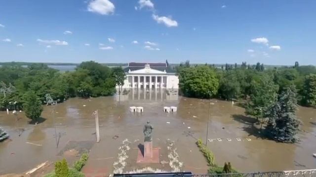 Так сейчас выглядит центр Новой Каховки. В городе плавают лебеди. смотреть онлайн