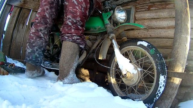 Разбираю мотоцикл Минск.Снимаю мотор, на морозе(-15). смотреть онлайн