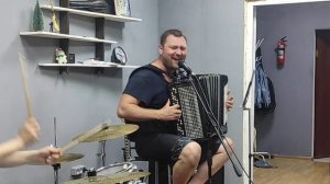 Ау ау ау я тебя все равно найду под баян.
