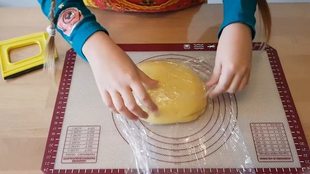ПЕЧЕНЬЕ НА ХЭЛЛОУИН! ГОТОВИМ С МАМОЙ забавное и очень вкусное печенье на Хэллоуин! смотреть онлайн