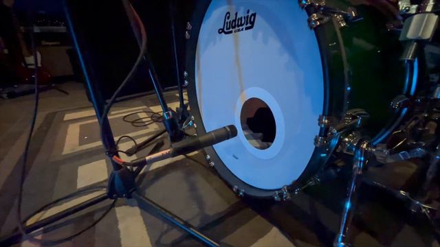 Recording a full song with 1 microphone - The Shure Unidyne III смотреть онлайн
