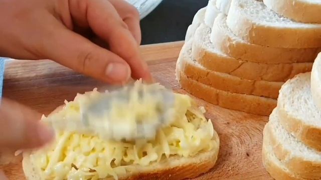 ГОРЯЧИЕ БУТЕРБРОДЫ С КАРТОШКОЙ И СЫРОМ ДЛЯ БЫСТРОГО ЗАВТРАКА ИЛИ ПЕРЕКУСА. смотреть онлайн