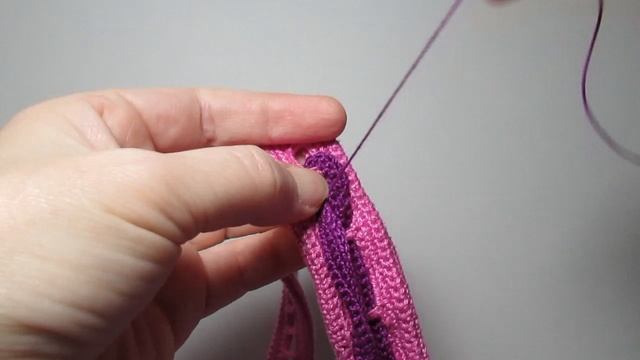 Закрепляю при помощи иглы узелок на сумке смотреть онлайн