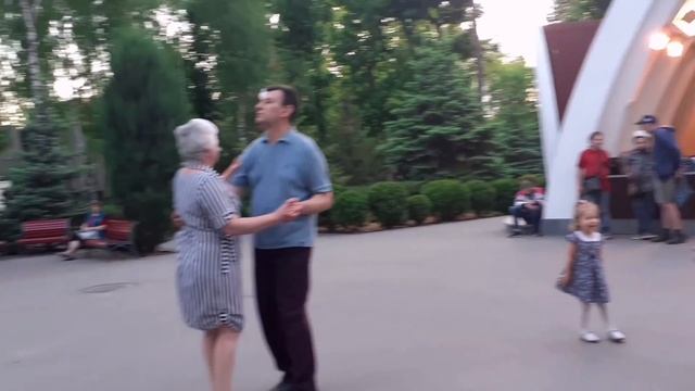 СЧАСТЛИВЫЙ СЛУЧАЙ!???/ТАНЦЫ В ПАРКЕ ГОРЬКОГО ХАРЬКОВ МАЙ 2021 смотреть онлайн