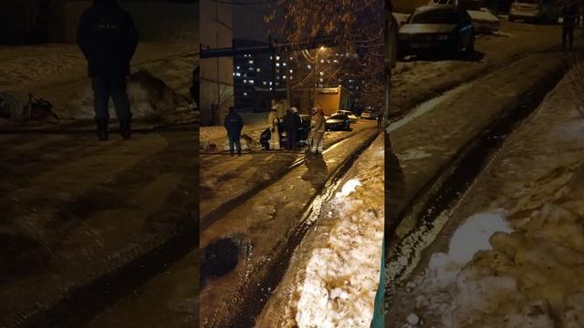 Турынино, задымилась машина ее вскрывали смотреть онлайн