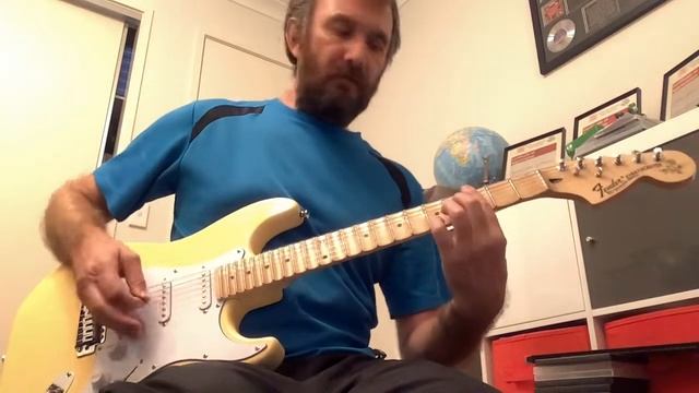 MOOER PE100 Yngwie Malmsteen Scalloped Stratocaster Guitar ? смотреть онлайн