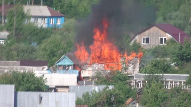 В пригороде Саранска полыхает баня смотреть онлайн