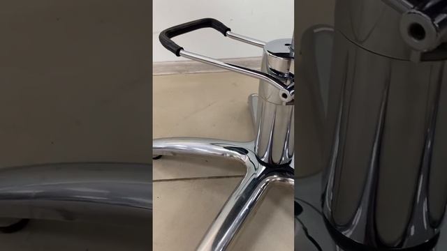 0358 Стильное парикмахерское кресло