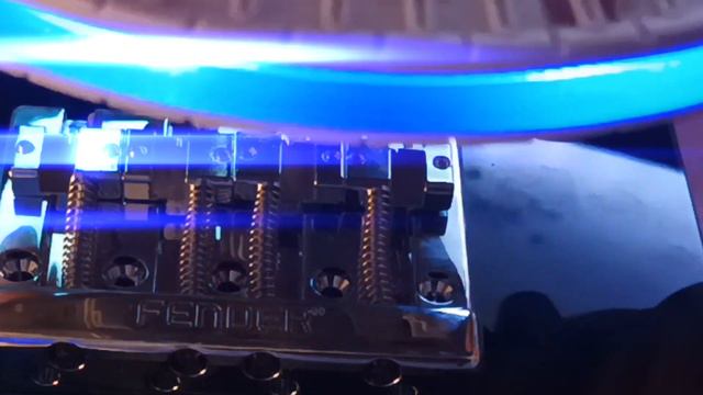 Stock bridge vs Fender HiMass IV Bridge Brass - WEIGHT COMPARISON смотреть онлайн