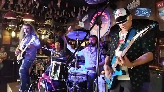 GROOVY⚡RETROS "Long train runnin'" LIVE EN EL BAR DE LAS MOTOS 7/5/23?️??️??️? смотреть онлайн