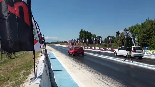 PEUGEOT 106 vs GOLF GTi смотреть онлайн