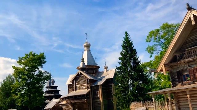 Вот такая Красота старинные здания резные и собор кругом зелено и красиво смотреть онлайн