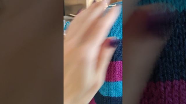 Первая примерка свитера. Скоро зима, нужно поторопиться!