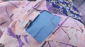 Весело  чинила заплатками постельное белье.  Мой трудовой день.