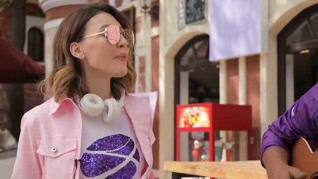 Легко ли подарить окружающим людям хорошее настроение на весь день? смотреть онлайн