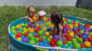 Наполняем новый детский бассейн разноцветными шариками и купаемся вместе! Видео для детей!