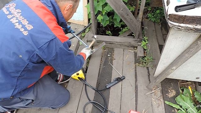 Обзор сварочного Эксперт-210 и к нему все плюшки. Пробуем варить шпильки для крыши опилкобетона смотреть онлайн