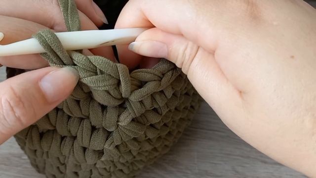 BOLSA DE CROCHÊ COM FIO DE MALHA / MINI BAG ESTILO GRINGA / @feitoamaoporisa смотреть онлайн
