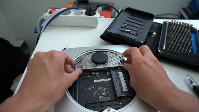 Apple Mac Mini Mid 2011 RAM und Festplatte wechseln (4K) смотреть онлайн