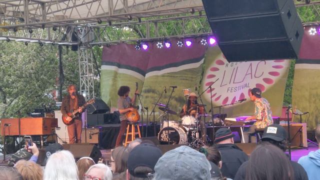Last Seconds of ALRIGHT as performed by the Sam Grisman Project at Rochester Lilac Festival 23 #ROC смотреть онлайн