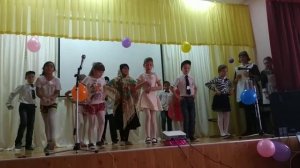 Флешмоб на день матери! Крутой танец, очень инергичный! Советую посмотреть!!  Танцует 4 класс.