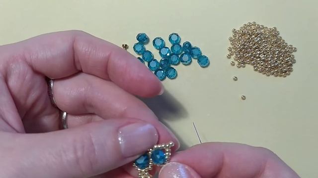 Самый простой браслет - веточка из бисера. The simplest bracelet is a sprig of beads. смотреть онлайн