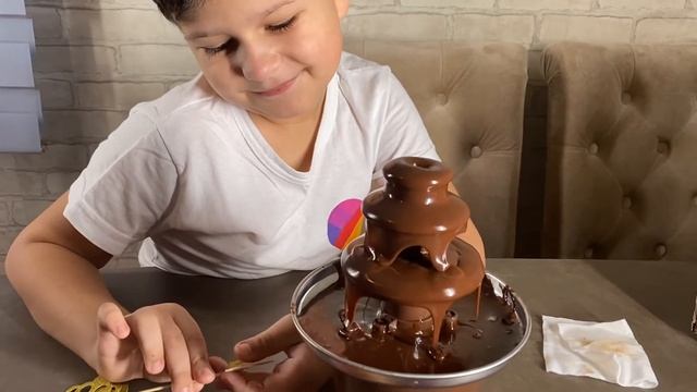 Купили шоколадный фонтан. Обзор детского мини шоколадного фонтана. смотреть онлайн