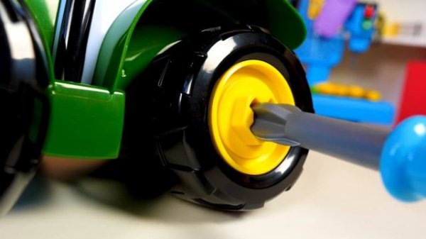 Трактор Джонни и перепутанные колеса. Видео про машинки для мальчиков. Автомастерская Саши