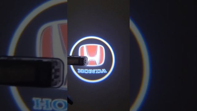 Светодиодные плафоны подсветки в двери с проекцией логотипа Honda смотреть онлайн