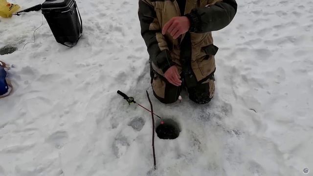 НОВОГОДНЯЯ ЗИМНЯЯ РЫБАЛКА. Мои лучшие моменты зимней рыбалки 2022. Рыбалка в тайге Сибири. смотреть онлайн