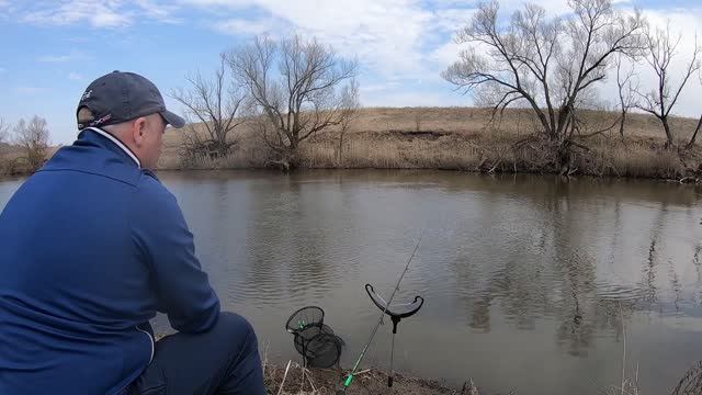 Рыбалка на пикер Небольшая речка Апрель 2021 смотреть онлайн