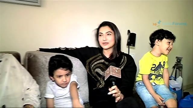 Gauahar Celebrates Her B'day With India-Forums. смотреть онлайн