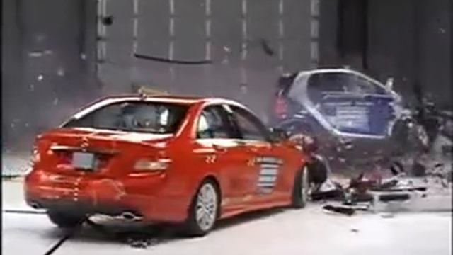 Mercedes C-class vs Smart - crash test смотреть онлайн