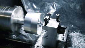 Работа на токарном станке - видео токарки - не токарь точит детали