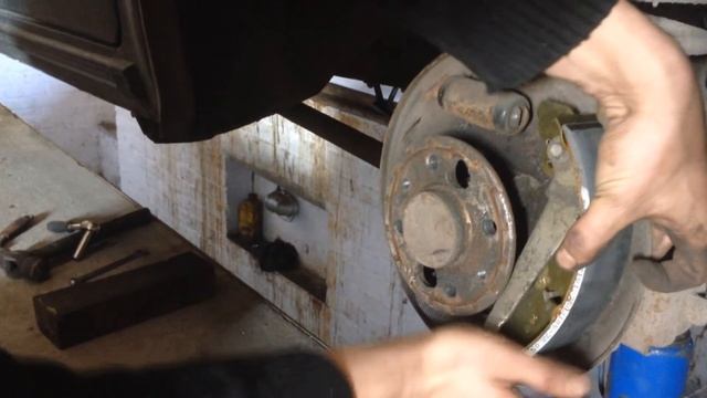 ЗАМЕНА ЗАДНИХ ТОРМОЗНЫХ КОЛОДОК ВАЗ 2101-2107 (КЛАССИКА) смотреть онлайн