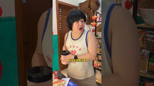 蘑菇頭不顧大丫的阻攔把花瓶放到高架子上，誰料竟然把冬梅砸傷了，還倒打一耙誣陷大丫！【冬梅小賣部】 смотреть онлайн