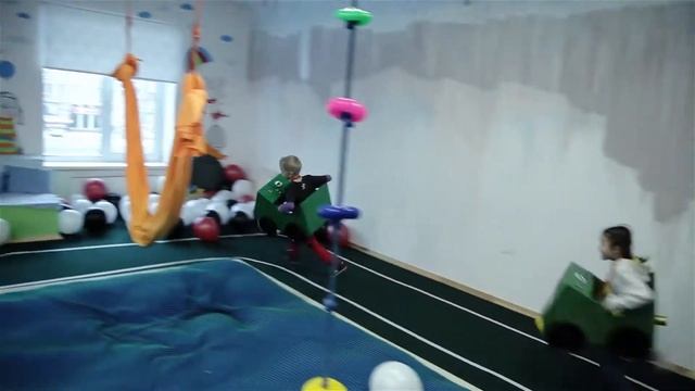 Большие гонки - День рождения в детском пространстве ЭДИ-Омск смотреть онлайн