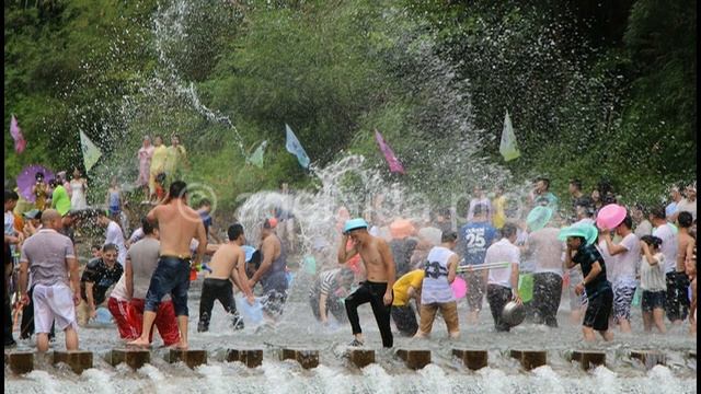 Топ 5 самых необычных традиций встречи Нового года смотреть онлайн