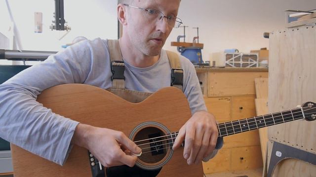 What is a Session King tenor guitar? (NK Forster Guitars) смотреть онлайн