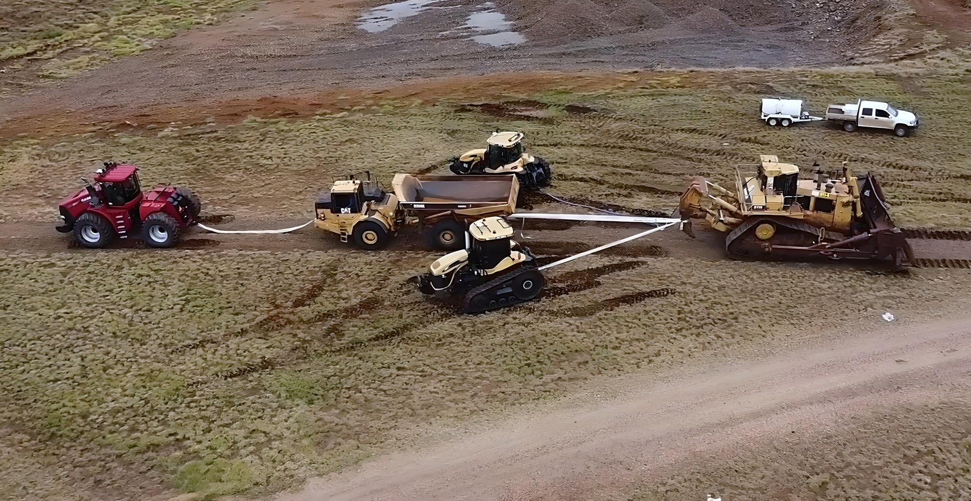 КТО КОГО? Один против четырех. Огромный бульдозер против 4-рех мощных тракторов. смотреть онлайн