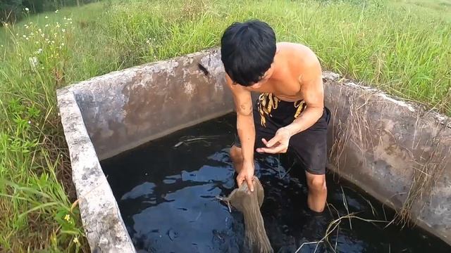 The Hunter Helped The Boy Rescue Hundreds Of Snakes Trapped In The Tank | Survival King смотреть онлайн