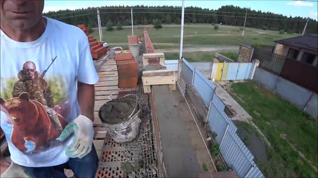 кладка кирпича под двойную рейку. строю в одну харю . день второй.