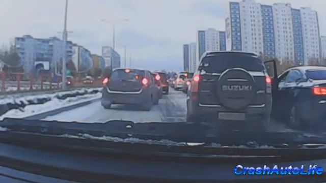 Злой водитель напал на другого с монтировкой смотреть онлайн