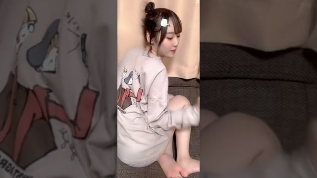 【tiktok】短パンの隙間から青いパンティ！【ライブ配信】 смотреть онлайн