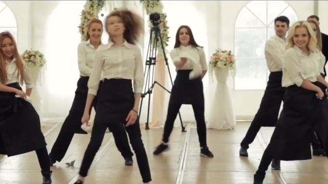 ФЛЕШМОБ ТАНЦУЮЩИХ ОФИЦИАНТОВ (ШОУ-БАЛЕТ ZDANCE МОСКВА) смотреть онлайн