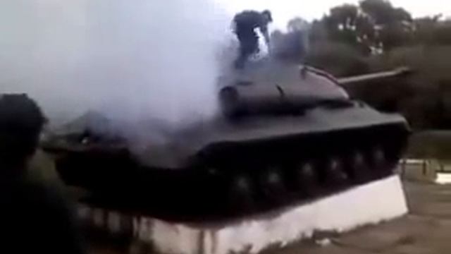 Константиновка: ополченцы заводят танк - памятник смотреть онлайн