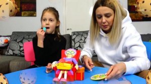 Не разбуди! Амелька и Мама мешают спать папе! Папа их научит с помощью игры Не разбуди Бабулю!